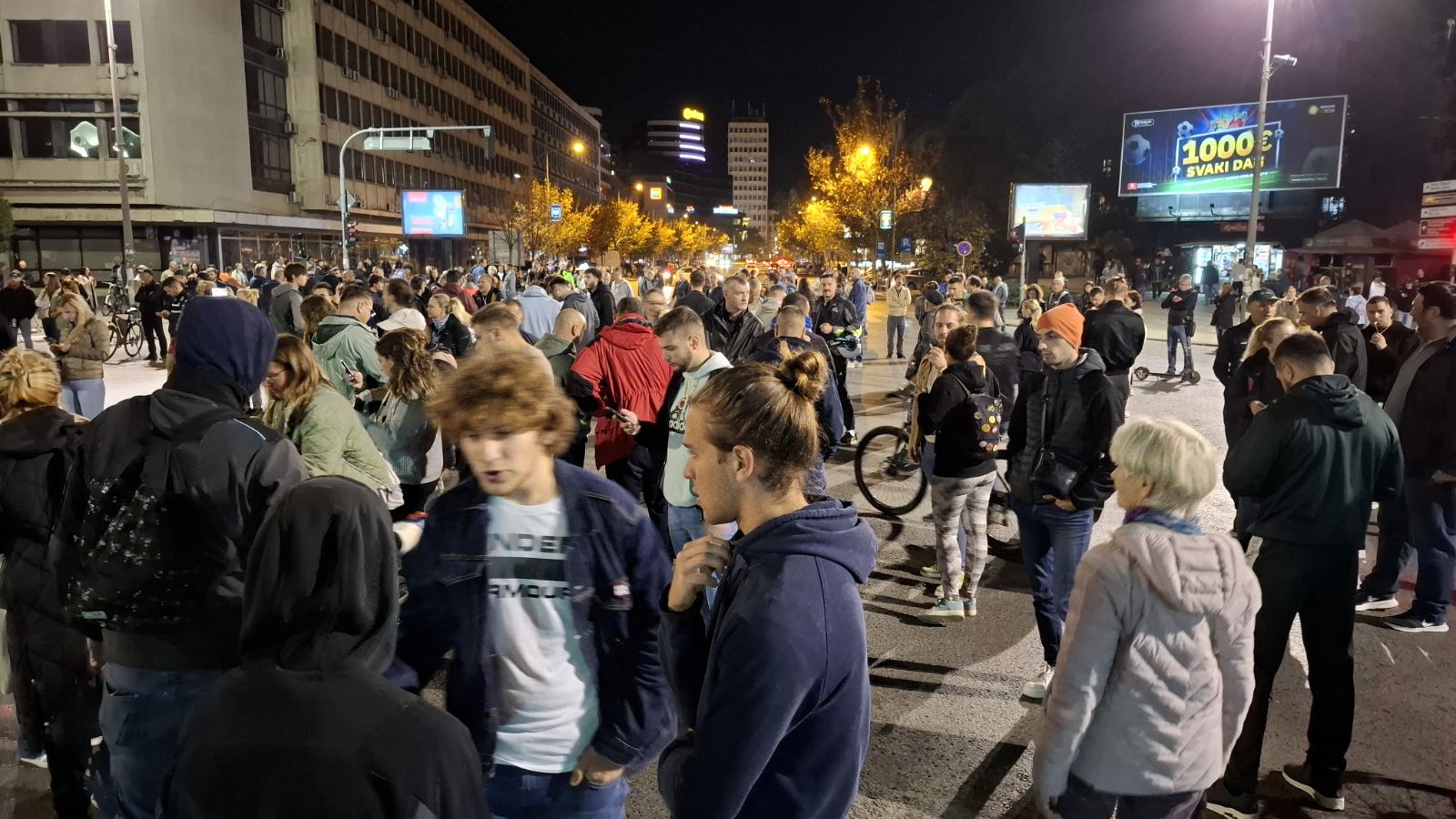 Situacija ispred Skupštine se smirila, i dalje prisutne jake policijske snage, a iz "Ćacilenda" trešti muzika (FOTO/VIDEO) 9 Situacija ispred Skupštine se smirila, i dalje prisutne jake policijske snage, a iz "Ćacilenda" trešti muzika (FOTO/VIDEO) 9