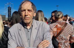 Puni mi srce borba studenata, studenti iz Novog Pazara koji su pešačili šesnaest dana do Novog Sada, građani iz svih mesta koji su došli u moj grad i dalje slomljen bolom, to nam daje ogromnu snagu i optimizam u daljoj borbi za pravdu - izjavio je za Danas Slobodan Tišma, novosadski pisac, pesnik i muzičar.