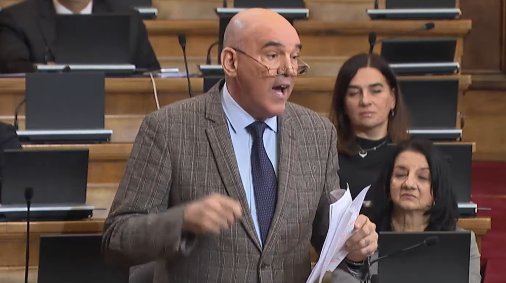 "Kada je Vulin zamislio da je Napoleon, počelo je uništavanje vojske": Rasprava poslanika vlasti i opozicije o izmenama Zakona o Vojsci 1