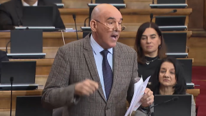 "Kada je Vulin zamislio da je Napoleon, počelo je uništavanje vojske": Rasprava poslanika vlasti i opozicije o izmenama Zakona o Vojsci 9