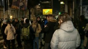 Studenti i građani ispred RTS-a nezadovoljni izveštavanjem o lokalnim izborima, saobraćaj obustavljen 2