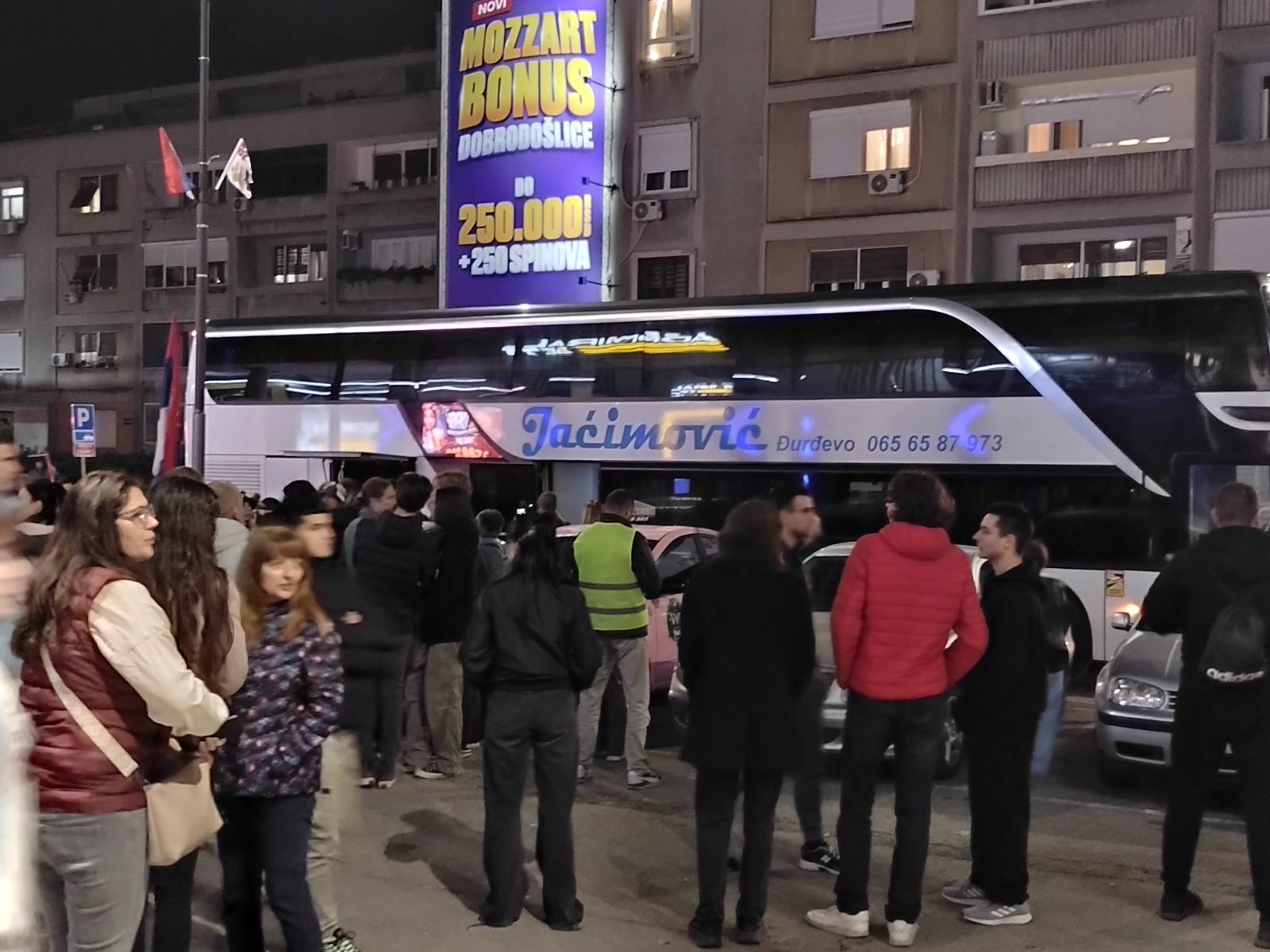 Situacija ispred Skupštine se smirila, i dalje prisutne jake policijske snage, a iz "Ćacilenda" trešti muzika (FOTO/VIDEO) 7 Situacija ispred Skupštine se smirila, i dalje prisutne jake policijske snage, a iz "Ćacilenda" trešti muzika (FOTO/VIDEO) 7