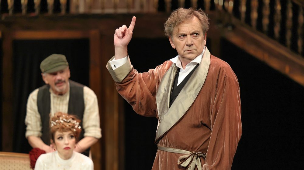 Višeminutne ovacije Tihomiru Staniću na njegov 65. rođendan, Svetlani Bojković i ekipi predstave "Gospodin u čizmama od dima" 1