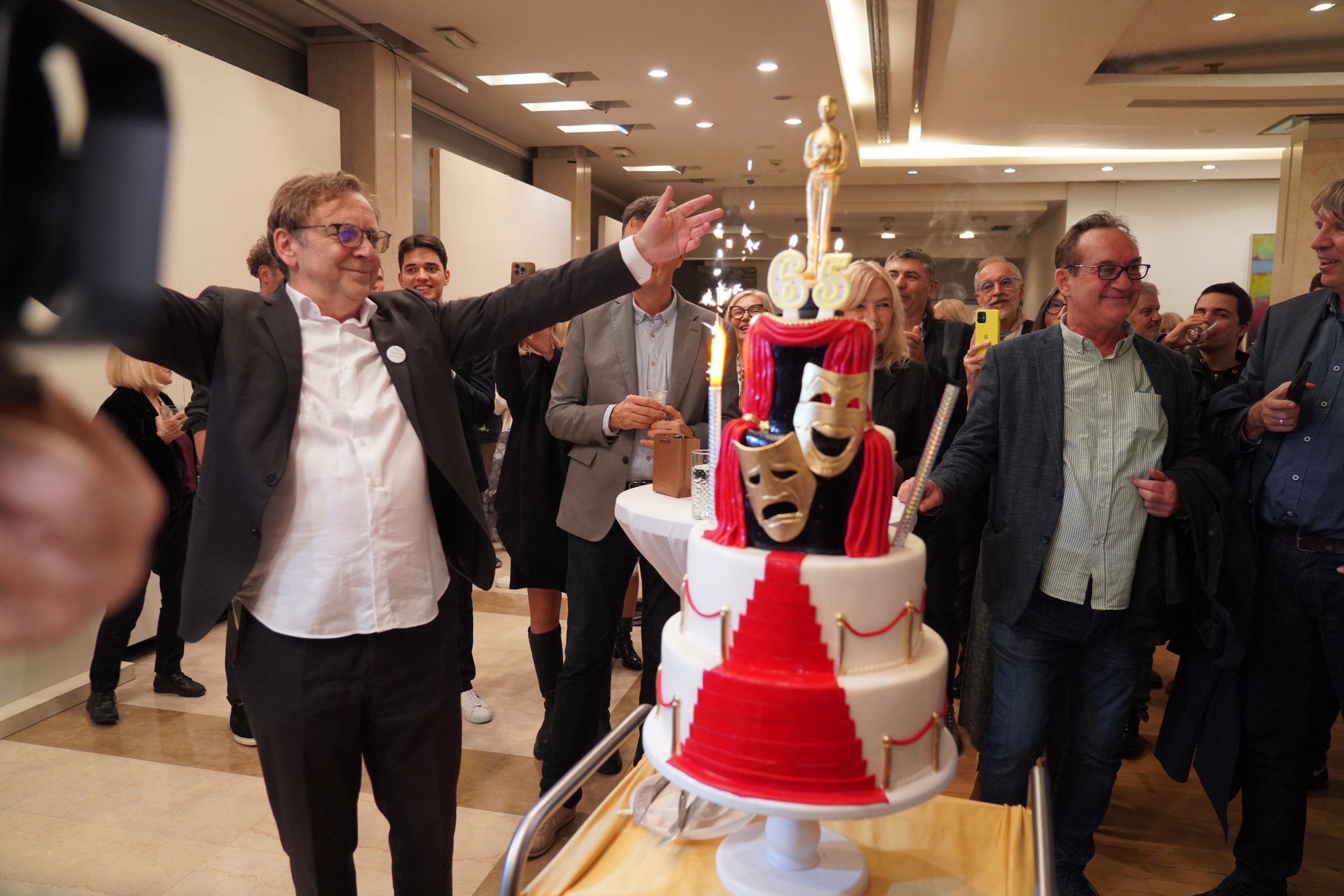 Višeminutne ovacije Tihomiru Staniću na njegov 65. rođendan, Svetlani Bojković i ekipi predstave "Gospodin u čizmama od dima" 3 Višeminutne ovacije Tihomiru Staniću na njegov 65. rođendan, Svetlani Bojković i ekipi predstave "Gospodin u čizmama od dima" 3