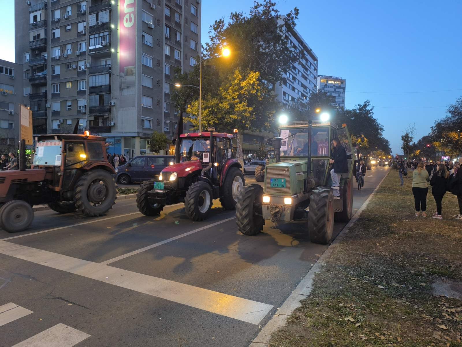 "Vidimo se sutra i svakog drugog dana dok ne bude pravde": Sa 16 minuta tišine i 16 lampiona završen komemorativni skup u Novom Sadu (FOTO/VIDEO) 6
