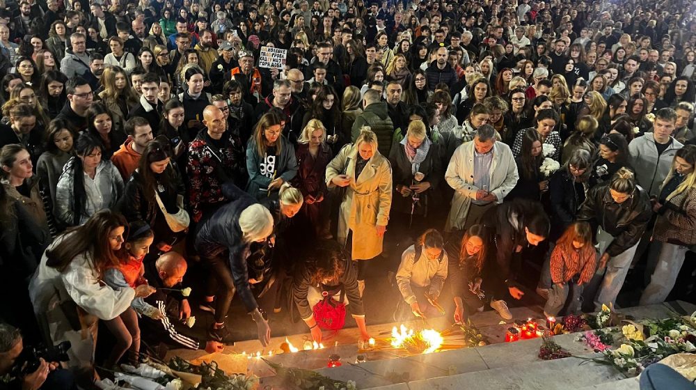 I na Trgu Republike u Beogradu građani večeras pale sveće i ostavljaju cveće za stradale u Novom Sadu 1