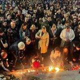 I na Trgu Republike u Beogradu građani večeras pale sveće i ostavljaju cveće za stradale u Novom Sadu 9