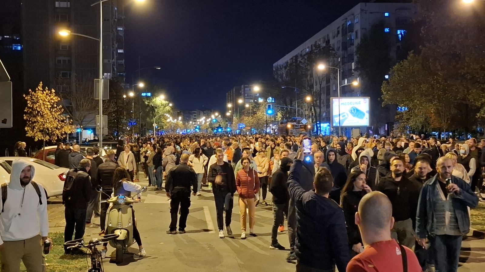 Situacija ispred Skupštine se smirila, i dalje prisutne jake policijske snage, a iz "Ćacilenda" trešti muzika (FOTO/VIDEO) 5 Situacija ispred Skupštine se smirila, i dalje prisutne jake policijske snage, a iz "Ćacilenda" trešti muzika (FOTO/VIDEO) 5