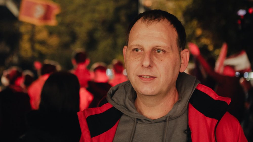 (VIDEO) Bivši major policije sprečio hapšenje devojke na protestu u Valjevu 1
