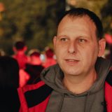 (VIDEO) Bivši major policije sprečio hapšenje devojke na protestu u Valjevu 4