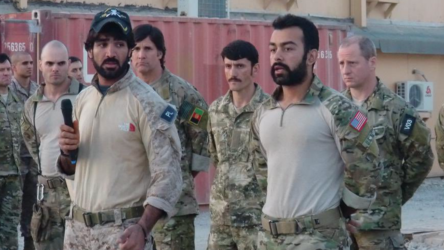 Safi u vojnoj uniformi stoji zajedno sa drugim vojnicima 