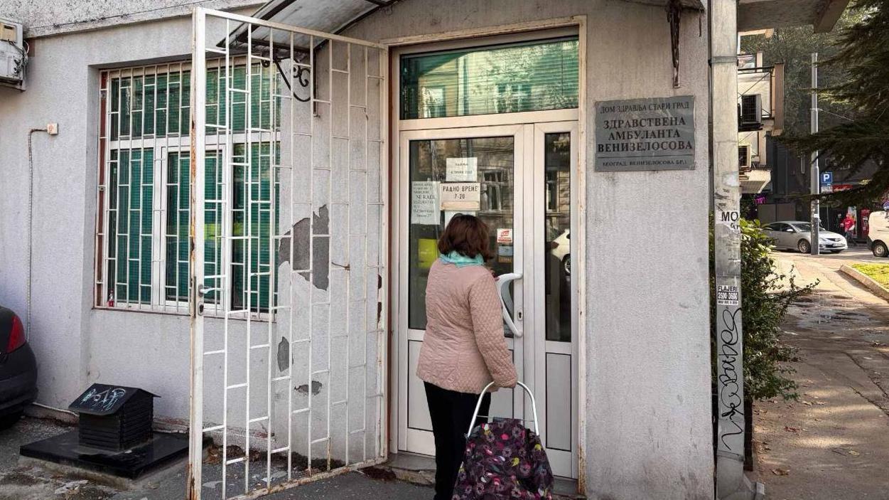 Žena ispred vrata ambulante