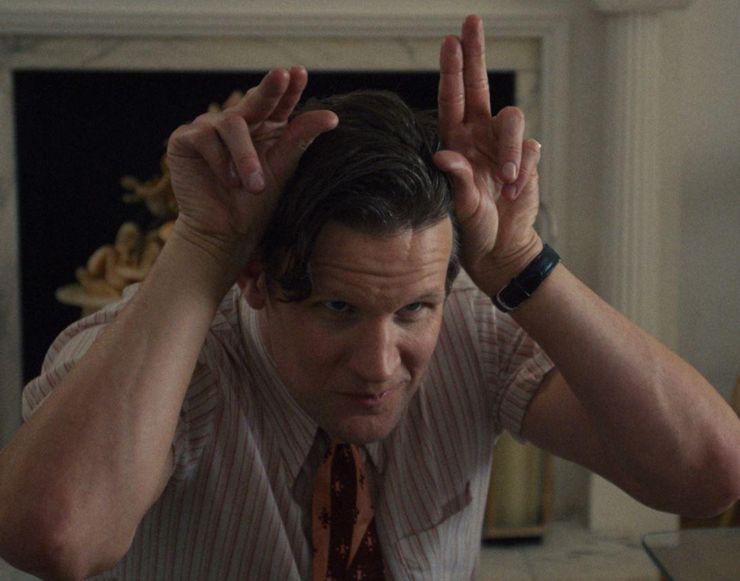 Met Smit kao Zeka Munro u košulji i kravati