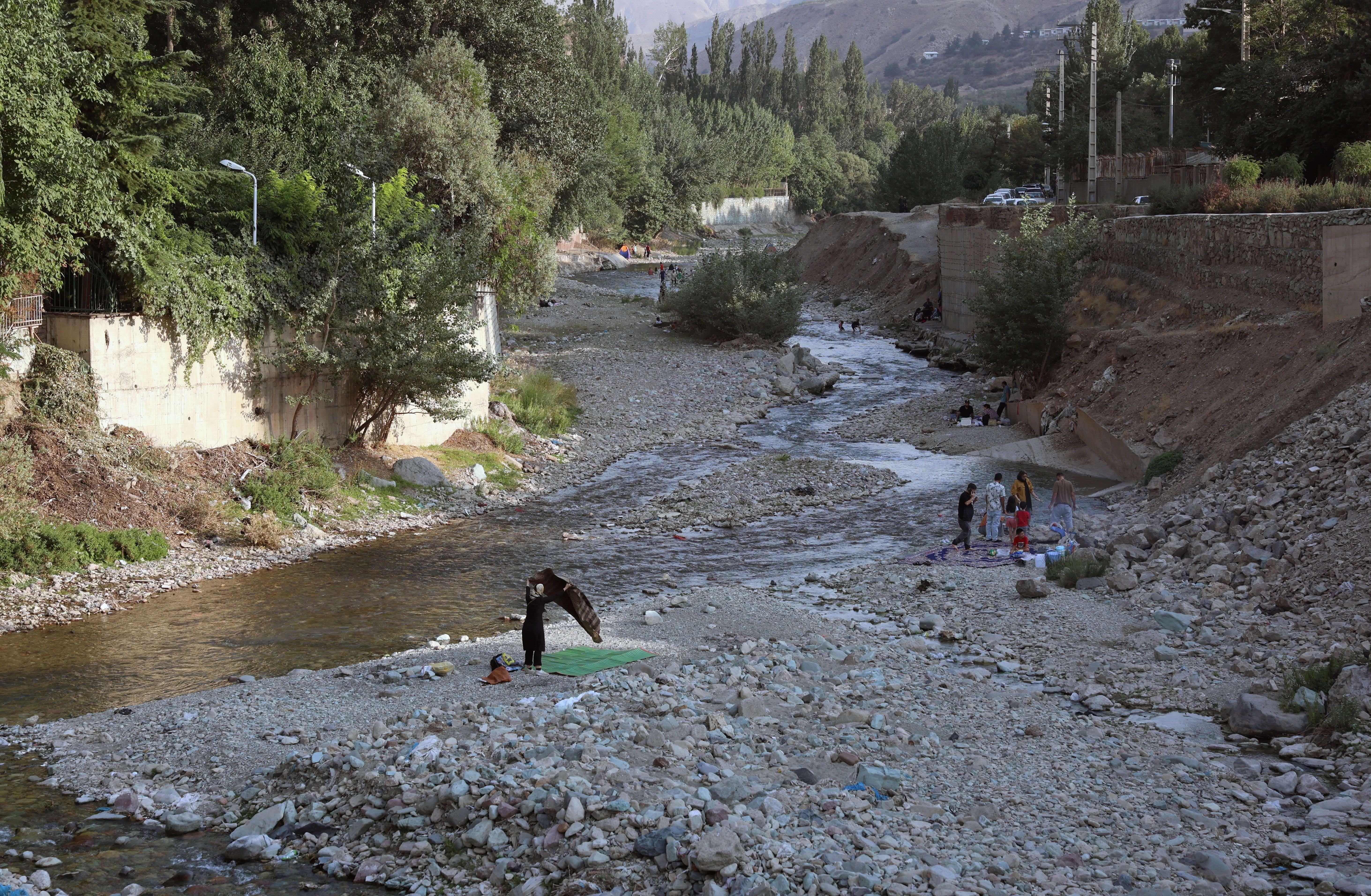 'Nulti dan' u Teheranu: Milioni ljudi u iranskoj prestonici ostaju bez vode 16 Ljudi šetaju i odmaraju pored rečice u Iranu