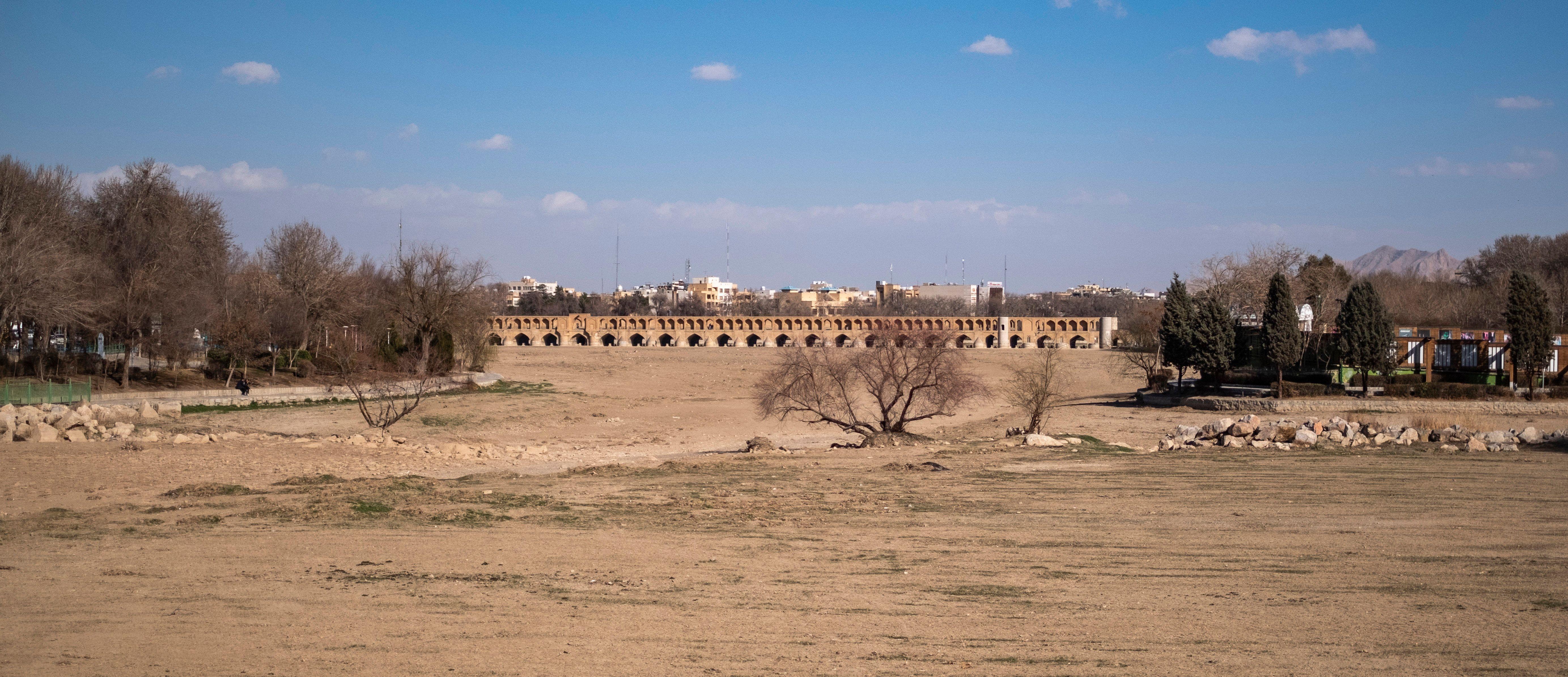 Most broj 33 na isušenoj reci Zajandeh Rud mogao bi da bude oštećen od sleganja tla zato što nema vode u rečnom koritu