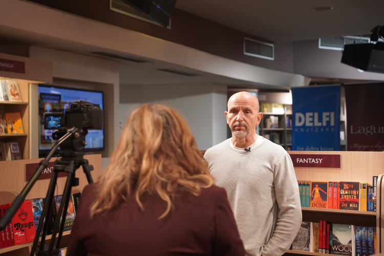 "Lakše je kada se muka podeli sa nekim": Aleksandar Stanković predstavio novu knjigu "F32" 2