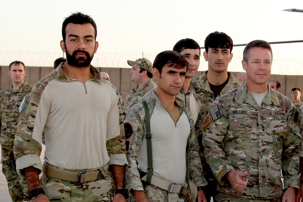 Safi stoji zajedno sa drugim vojnicima u Americi  