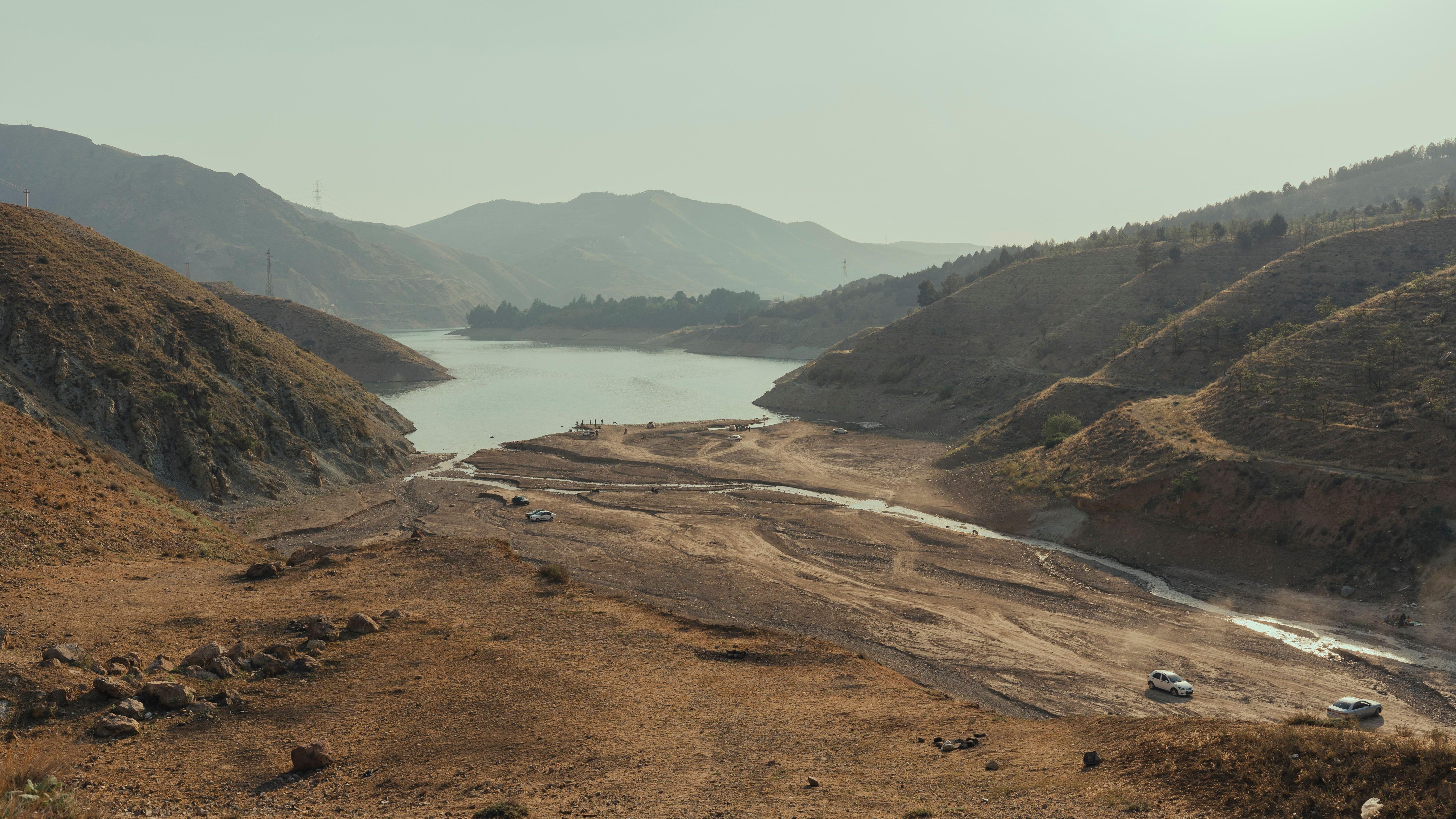 Brana Latjan snabdeva vodom Teheran a njen nivo vode je na istorijskom minimumu, kao što se vidi ovde na slici od 8. maja 2025. godine