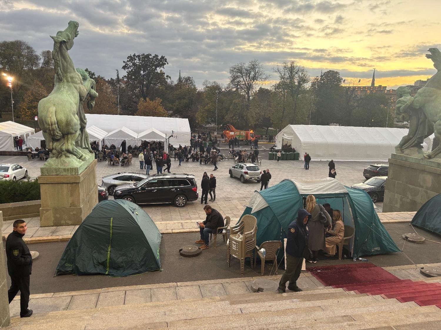 Ko štrajkuje glađu u centru Beograda i zašto 2 šatorski kamp ispred skupštine srbije, šatori ispred skupštine srbije, ćacilend