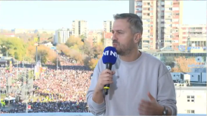 Glumac Branislav Trifunović kaže da, iako nema vode u Novom Sadu, da se reka ljudi slila u ovaj grad, nadajući se da niko od predstavnika vlasti "nije toliko ljudi da krene na narod" koji protestuje.