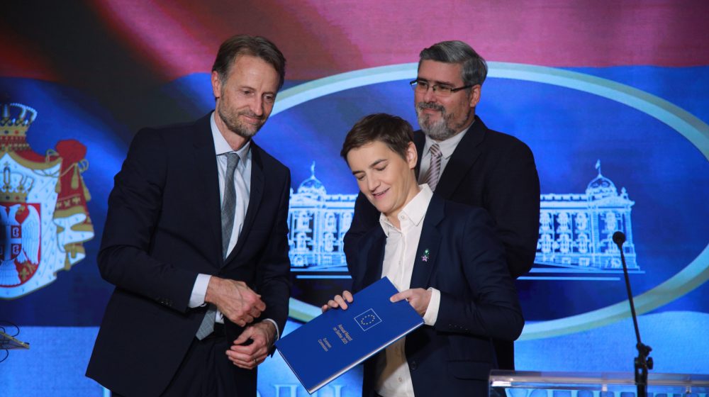 Šef Misije EU predao Ani Brnabić izveštaj EK: Šta je sve poručio u Skupštini Srbije? 1