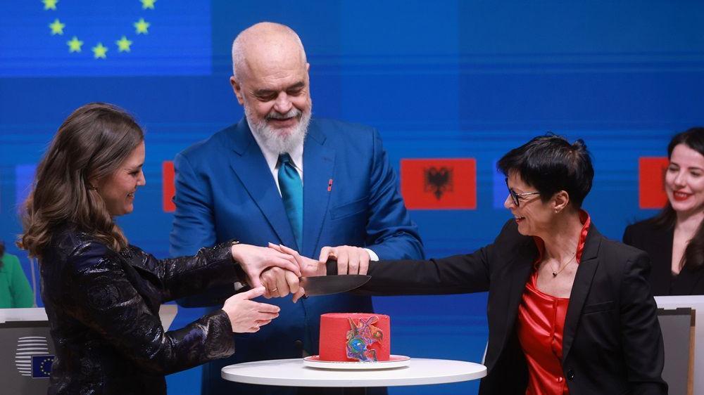 Premijer Albanije Edi Rama (u sredini), evropska komesarka za proširenje Marta Kos (desno) i ministarka za evropske poslove Danske Mari Bjere (levo) isekli su tortu na konferenciji za novinare nakon Međuvladine konferencije EU-Albanija u Briselu, Belgija, 17. novembra 2025. EU je danas otvorila poslednji klaster za pregovore o pristupanju sa Albanijom, označivši početak pregovora o klasteru 5: resursi, poljoprivreda i kohezija. Ovaj klaster je poslednji preostali i obuhvata poljoprivredu, ribarstvo i bezbednost hrane, kao i kohezione politike.
