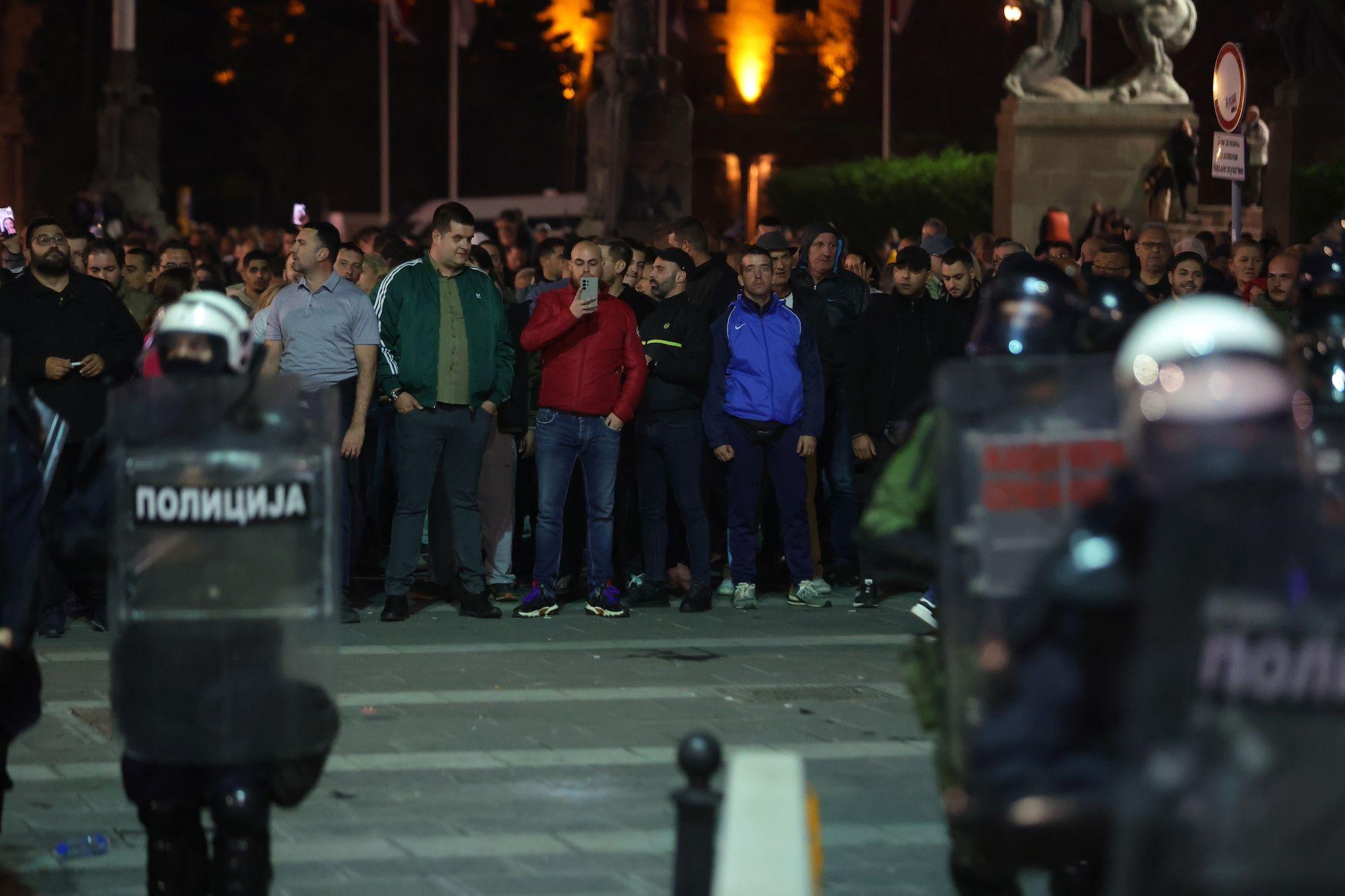 Dijana Hrka za BBC o štrajku glađu: 'Idem do cilja, štagod to bilo' 12 Pristalice vlasti u šatorskom naselju