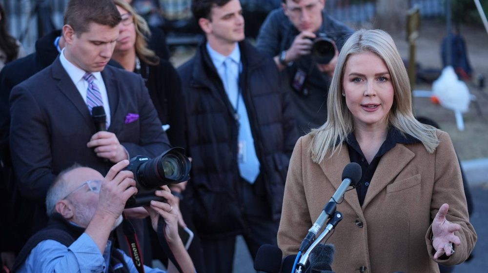 Kerolajn Levit, Bela kuća