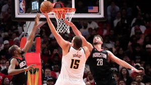 Denver Nagetsi pobedili su Hjuston Roketse rezultatom 112:109, a srpski centar Nikola Jokić bio je na korak od tripl-dabl učinka.