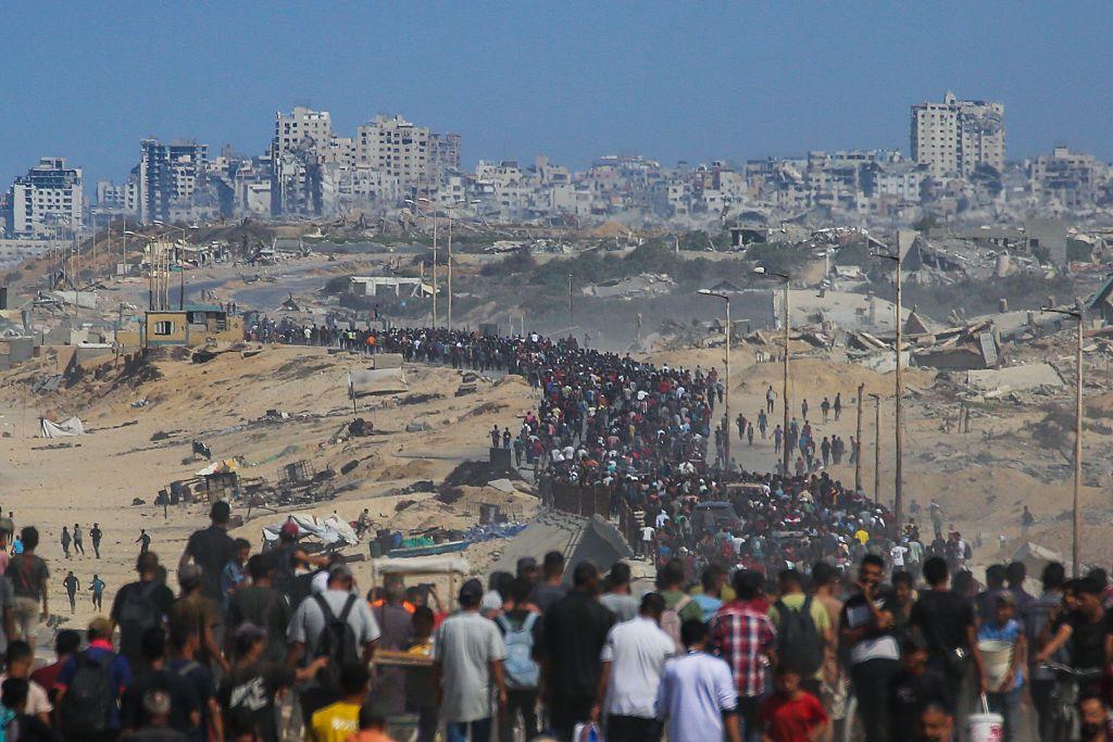 Hiljade Palestinaca duž prašnjavog puta ide ka gradu Gazi 10. oktobra 2025. 