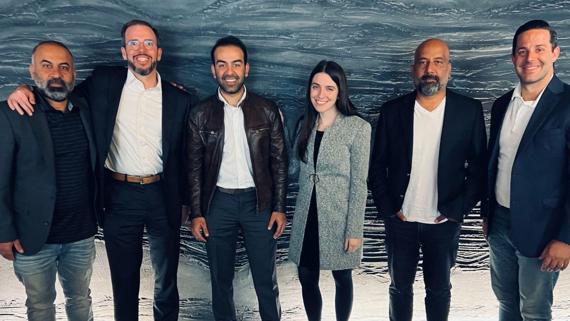 Safi i Sami stoje između četvorice muškaraca koji su izvukli Safija iz Avganistana 