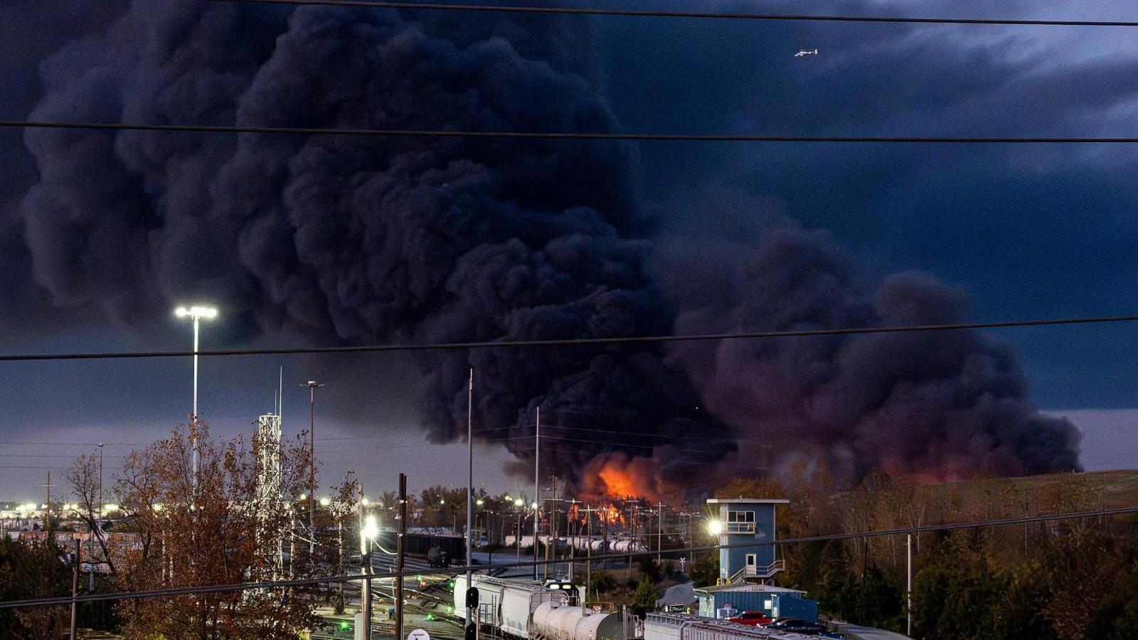 Oblaci dima koji se izdižu sa mesta nesreće