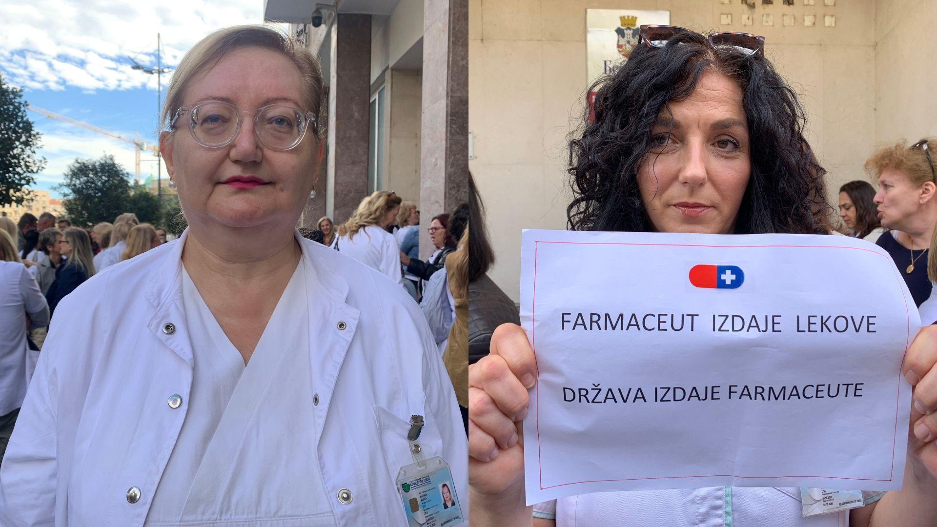 Dve žene u belim mantilima gledaju direktno u kameru, žena levo ima plavu vezanu kosu i naočale, a žena desno tamnu kovrdžavu kosu sa naočalama za sunce na vrh glave i drži transparent "Farmaceut izdaje lekove, država izdaje farmaceute"