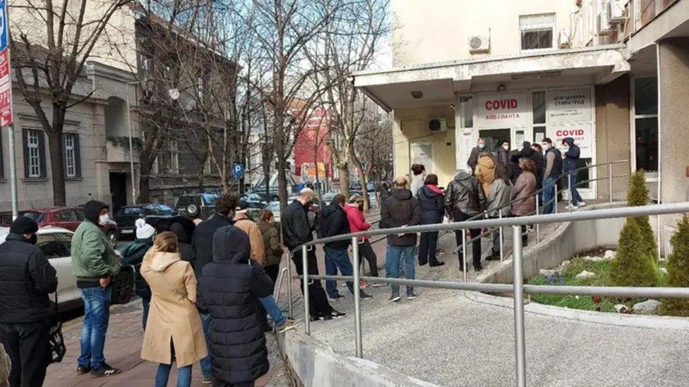 ljudi u redu ispred doma zdravlja u beogradu