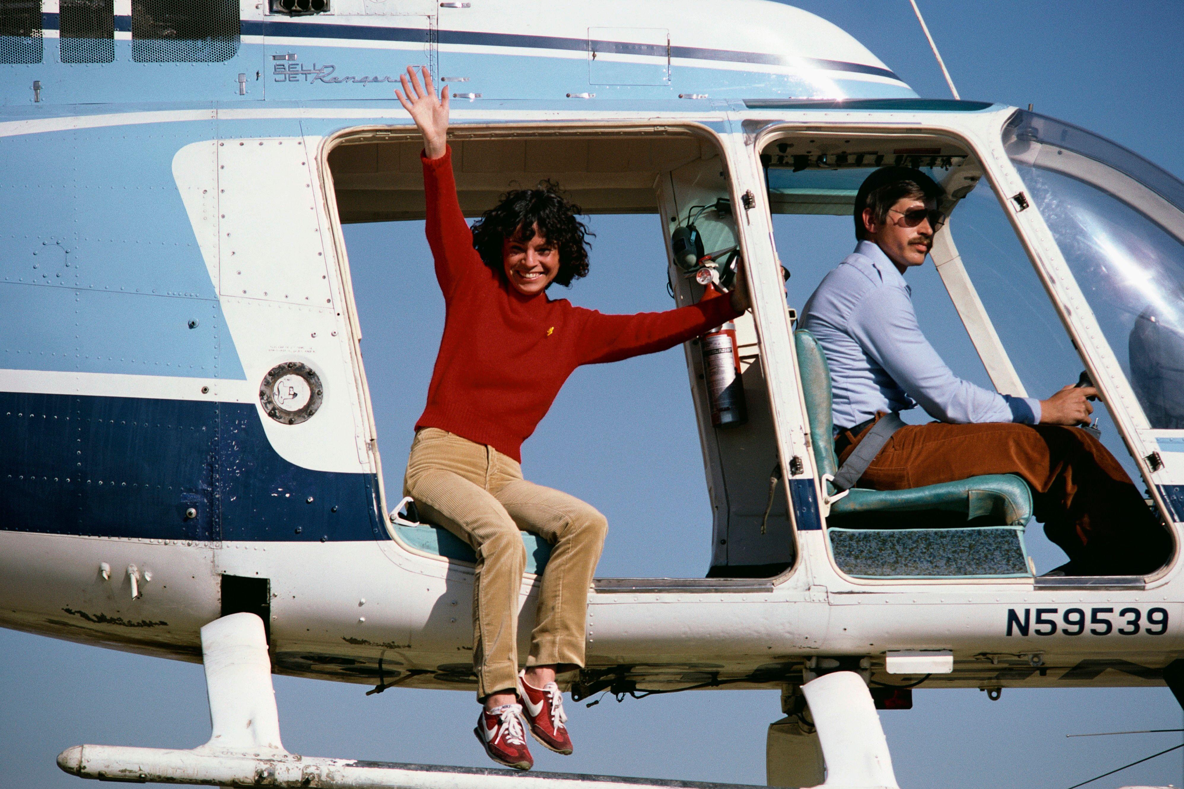 Kiti O’Nil se priprema da iz helikoptera sa 54 metara visine skoči na vazdušni jastuk. Rekla je da je sa te visine jastuk izgledao kao poštanska marka.