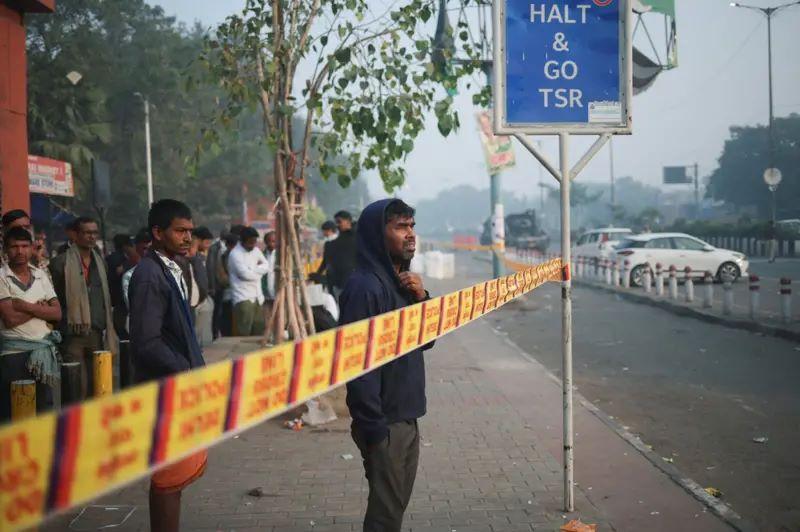 'Krvi je bilo na sve strane': Osam mrtvih, 20 povređenih u eksploziji u Delhiju 3 okupljeni na mestu eksplozije iza policijske trake