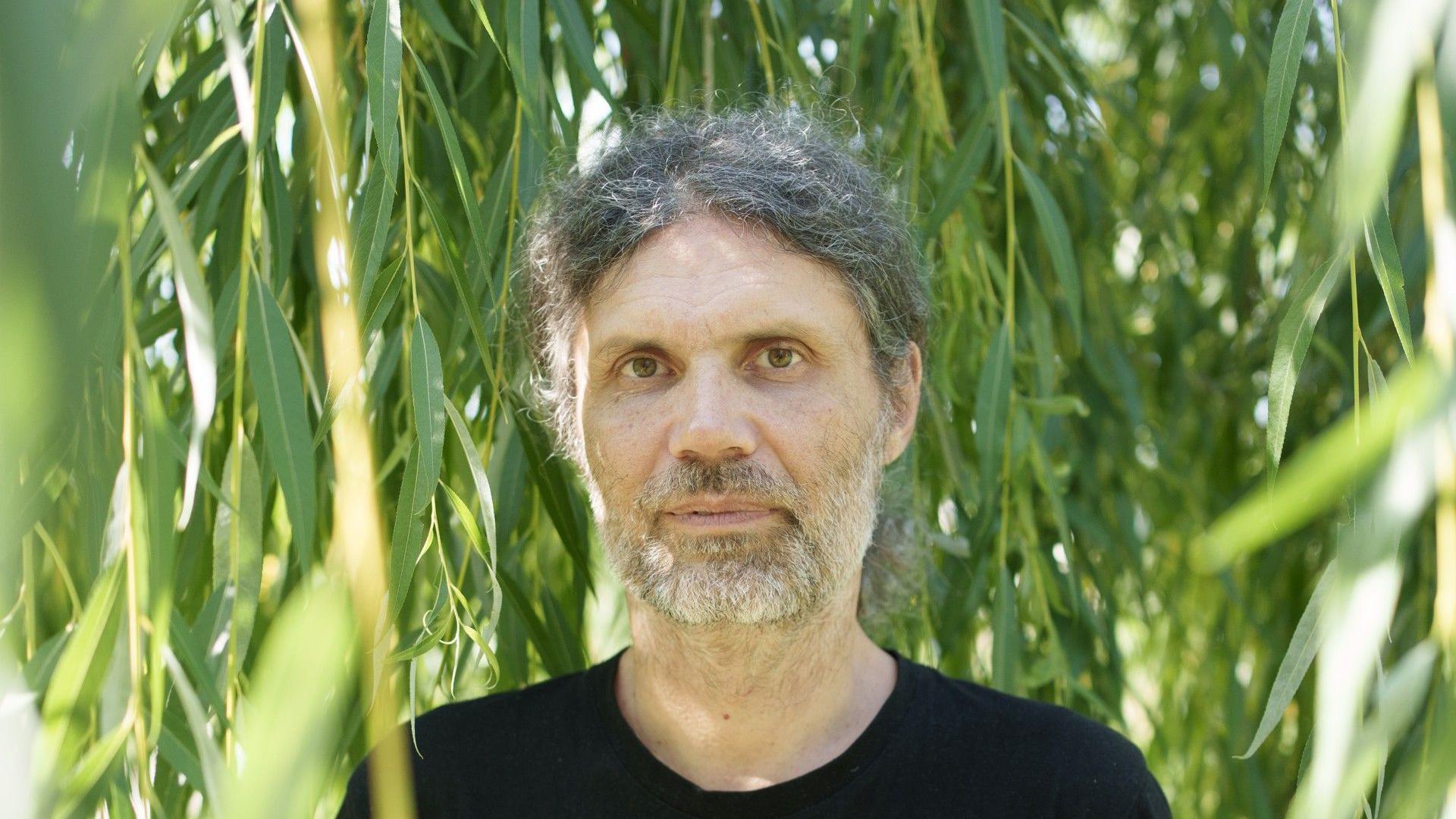 'Mirotvorac', film o čoveku koji se borio protiv rata u Hrvatskoj 1991. 4 Muškarac sa dužom kosom gleda u kameru, iza njega je zelenilo, ima sedu kosu i bradu