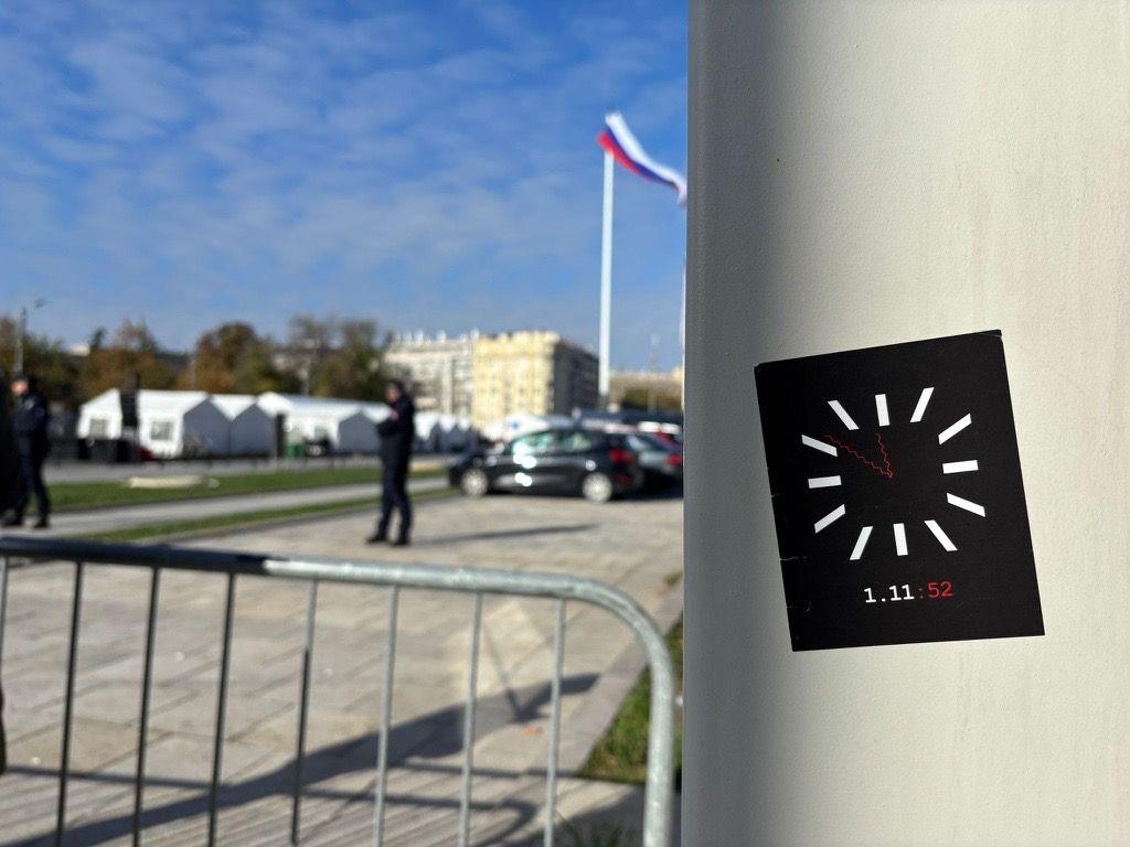 Četvrti dan štrajka glađu Dijane Hrke 5 dijana hrka, dijana hrka štrajkuje glađu, pogled na ćacilend, stub na kojem je nalepnica 1.11., u pozadini su šatori