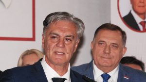 U Republici Srpskoj (RS), Sinisa Karan iz vladajuće stranke SNSD, prema preliminarnim zvaničnim podacima, pobedio je na predsedničkim izborima.