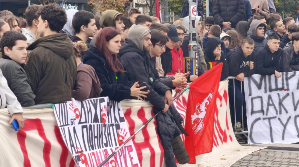 UŽIVO Dijana Hrka šesti dan štrajkuje glađu: Srednjoškolci i studenti se ne odvajaju od nje, stigli i poljoprivrednici, a podršku pružaju i prosvetni radnici (VIDEO, FOTO) 6