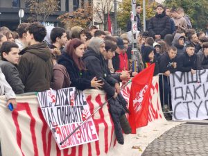 UŽIVO Dijana Hrka šesti dan štrajkuje glađu: Srednjoškolci i studenti se ne odvajaju od nje, stigli i poljoprivrednici, a podršku pružaju i prosvetni radnici (VIDEO, FOTO) 1