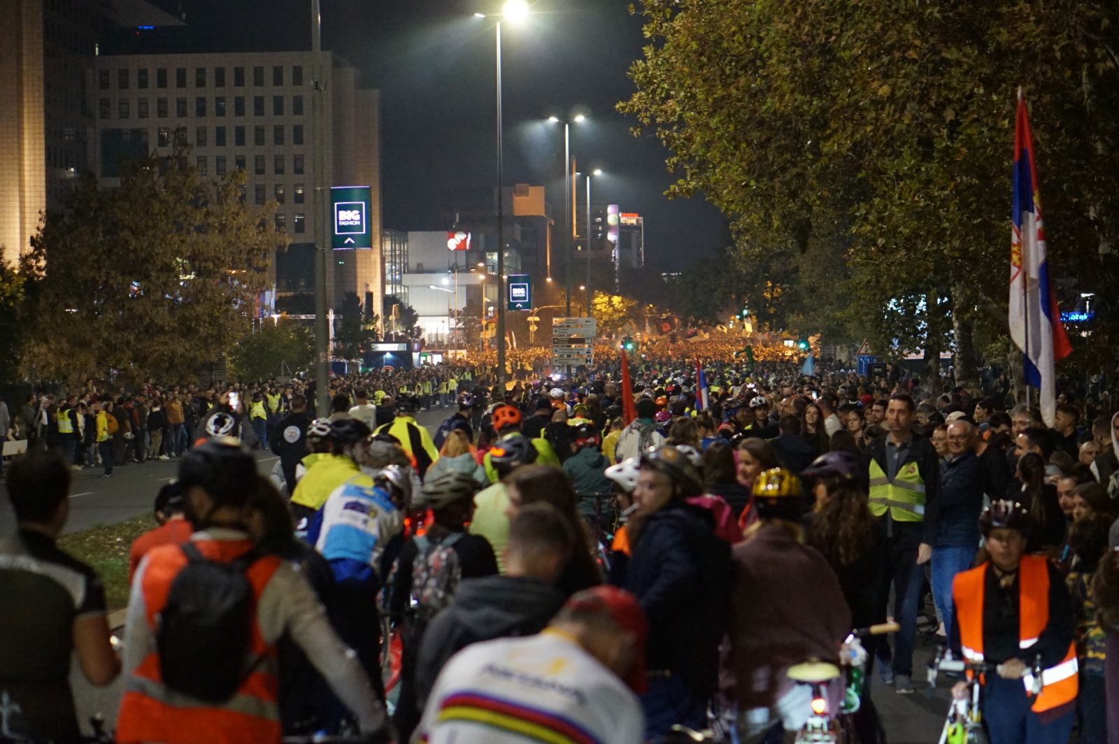 Srbija dočekana u Novom Sadu: Novosadski studenti kolegama sa drugih univerziteta dali ključeve grada, položeni venci za nastradale (FOTO, VIDEO) 5 Srbija dočekana u Novom Sadu: Novosadski studenti kolegama sa drugih univerziteta dali ključeve grada, položeni venci za nastradale (FOTO, VIDEO) 5
