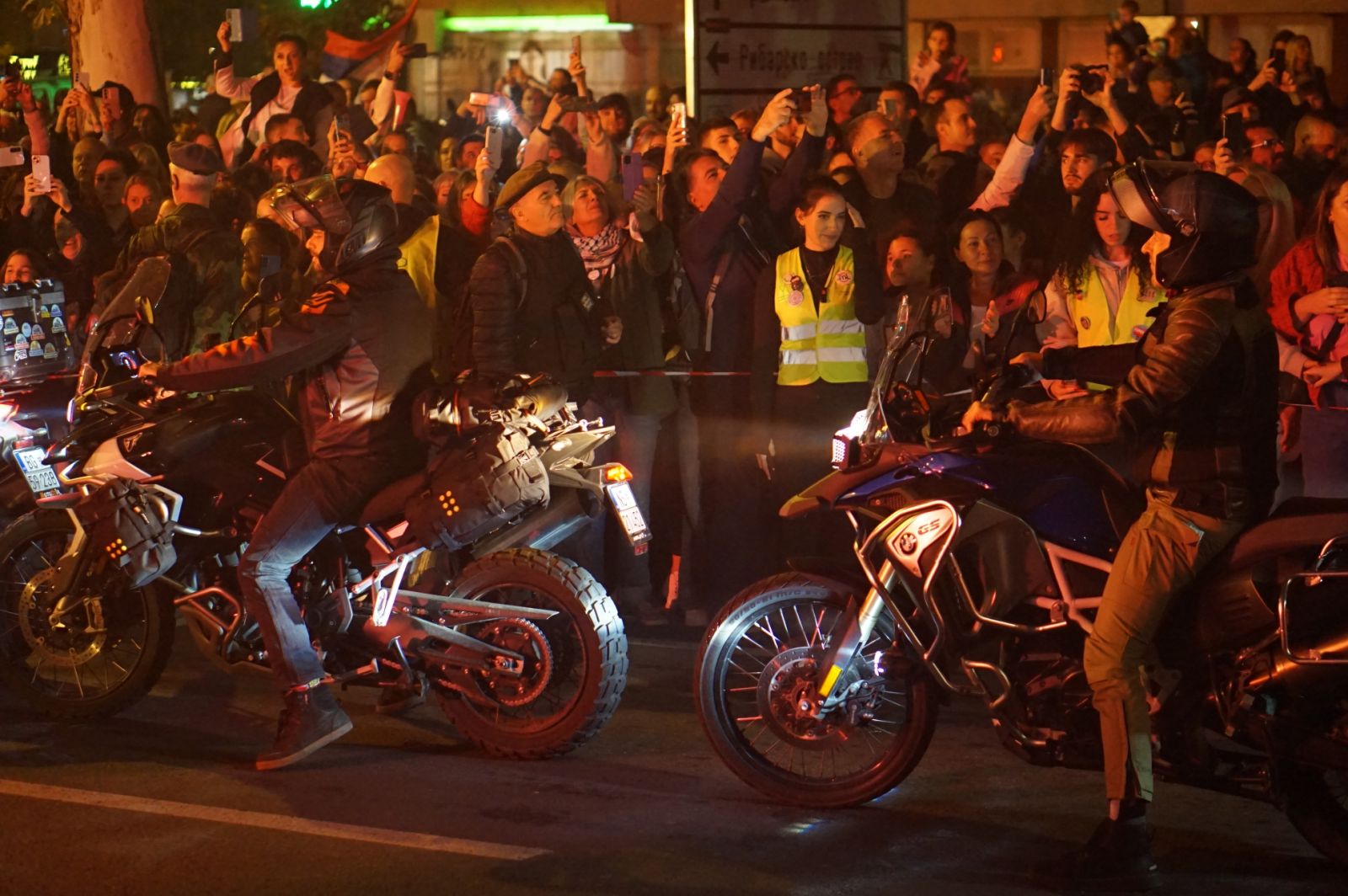 Srbija dočekana u Novom Sadu: Novosadski studenti kolegama sa drugih univerziteta dali ključeve grada, položeni venci za nastradale (FOTO, VIDEO) 3 Srbija dočekana u Novom Sadu: Novosadski studenti kolegama sa drugih univerziteta dali ključeve grada, položeni venci za nastradale (FOTO, VIDEO) 3