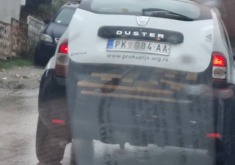 Južne vesti: SNS prevoz stolova i klupa po Prokuplju – službenom “dačijom” 1