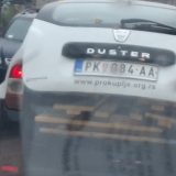 Južne vesti: SNS prevoz stolova i klupa po Prokuplju – službenom “dačijom” 5