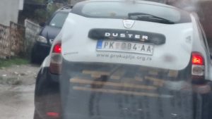 Južne vesti: SNS prevoz stolova i klupa po Prokuplju – službenom “dačijom” 1