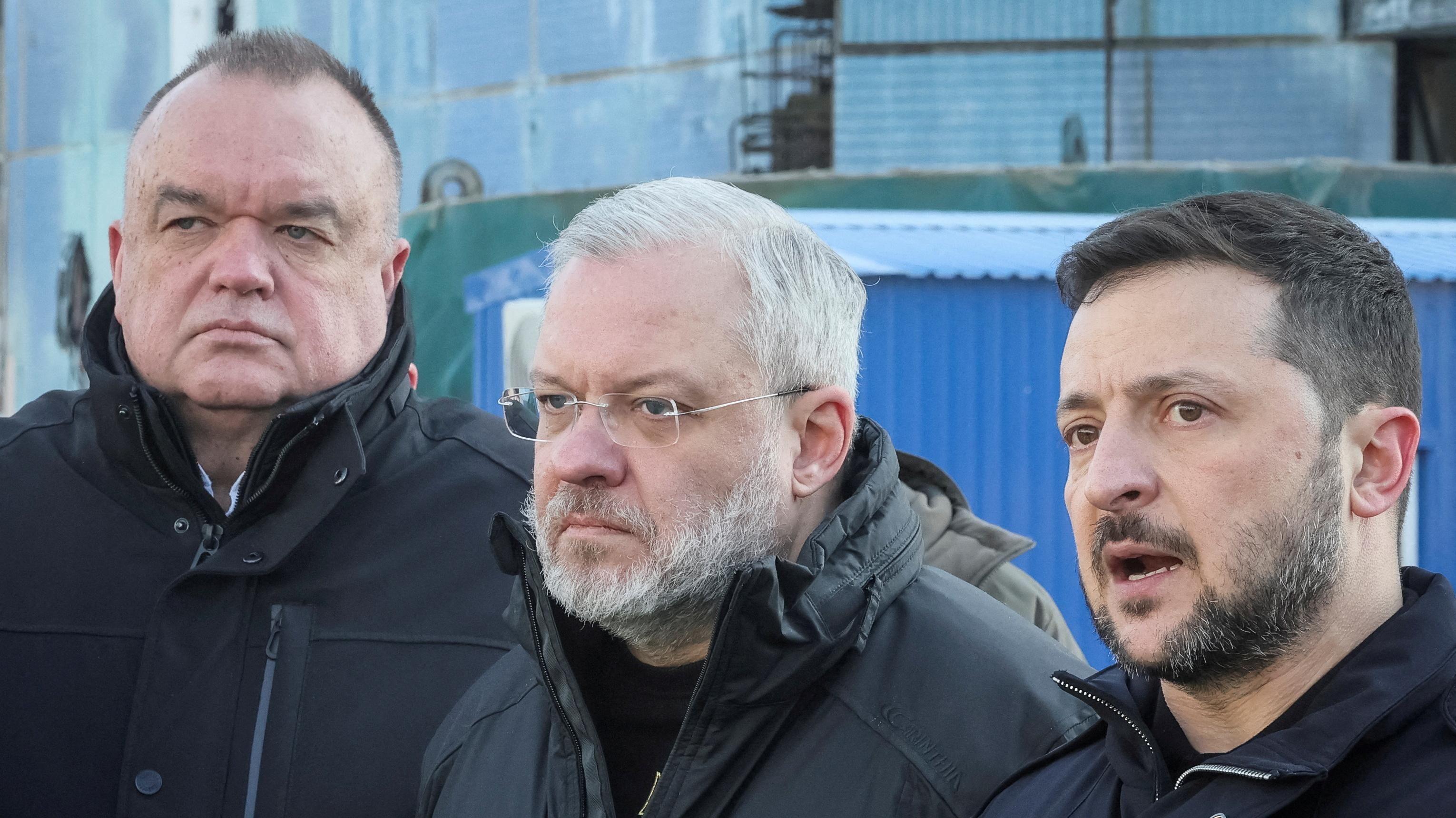 Korupcionaški skandal trese Ukrajinu, opozicija traži ostavku cele vlade 1 Bivši šef ukrajinske državne kompanije za nuklearnu energiju Energoatom Petro Kotin, dosadašnji ministar pravde German Haluščenko i predsednik Ukrajine Vladimir Zelenski