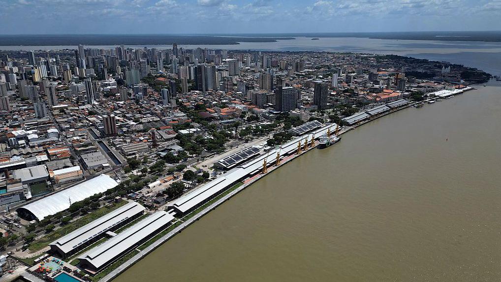 Fotografija Belema snimljena dronom na kojoj su visoke zgrade duž obale