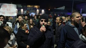 Studenti i drugi građani Niša okupili su se večeras ispred sedišta NišTV zbog najave da će u programu te televizije govoriti ministar prosvete Dejan Vuk Stanković.