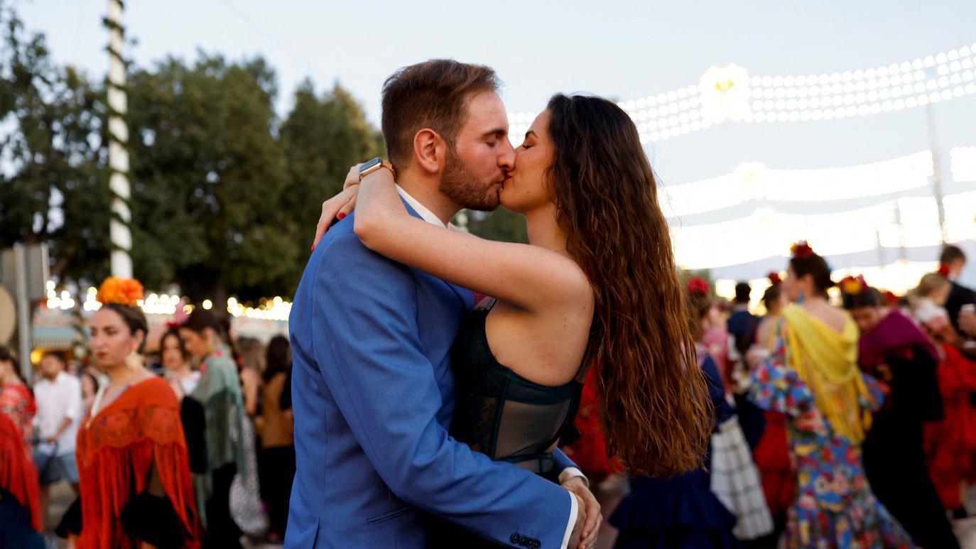 Seksualno vaspitanje u Hrvatskoj: Roditelji podržavaju, crkva negoduje 1 Muškarac i žena se grle i ljube